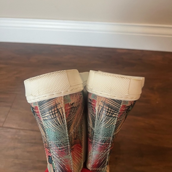 High-Top Sneakers with Colorful butterfly Pattern by Goby- Size 5 - Picture 6 of 12